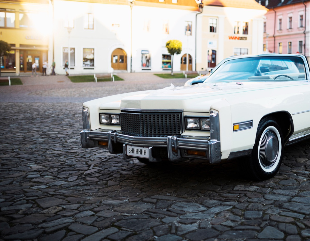 Klassieke auto met een opvallend kenteken